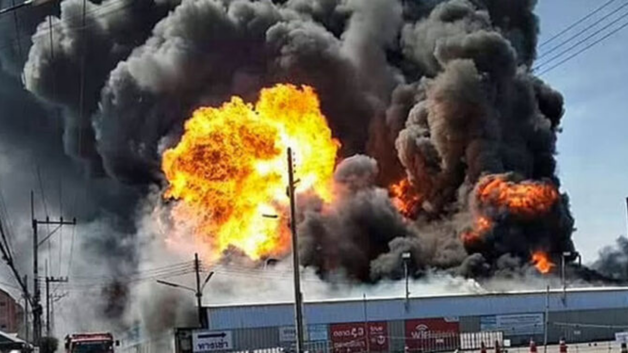 Una empleada descontenta provocó una explosión en un depósito de petróleo y causó daños por más de un millón de dólares.
