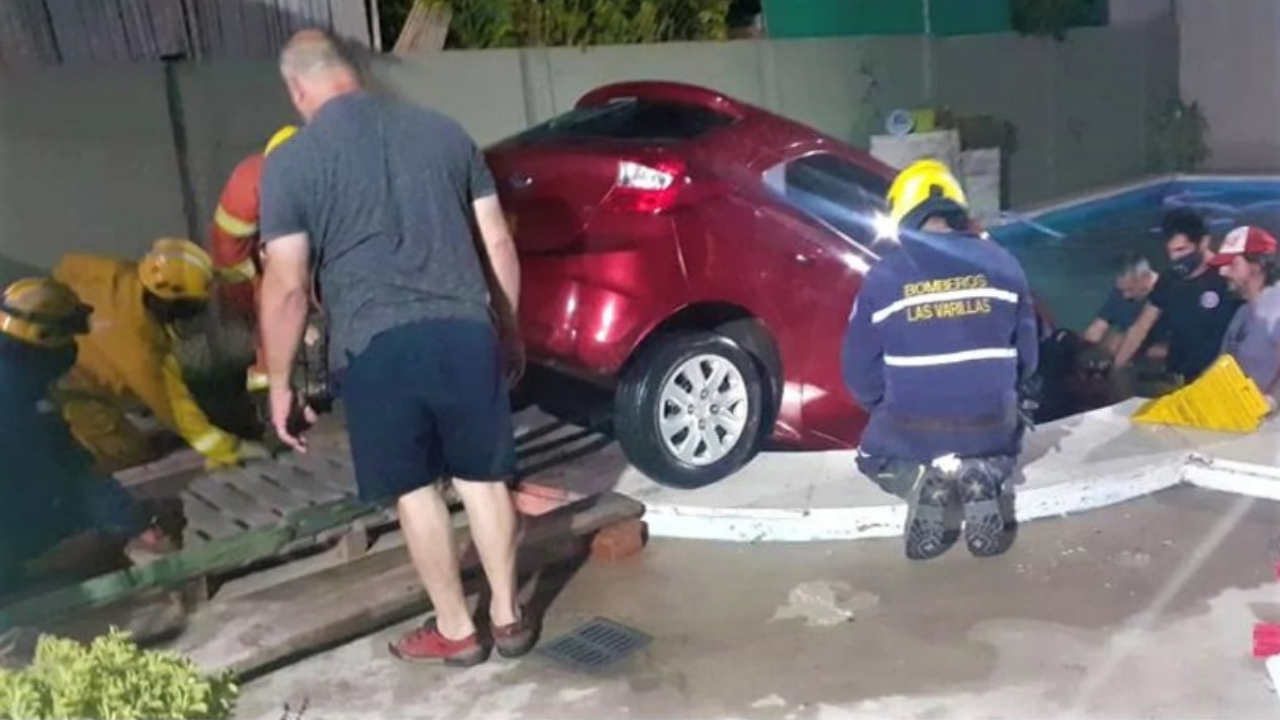 Una situación insólita se vivió el miércoles por la noche en la ciudad de Las Varillas, en la provincia de Córdoba, cuando una mujer intentó estacionar...