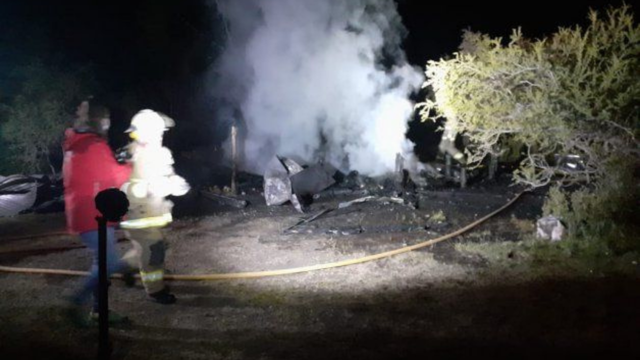 Un grupo de cinco jóvenes de Neuquén capital perdieron todo. Habían ido a caminar por la zona del Lago Pulmari y, al regresar, el alojamiento ardía en llamas...