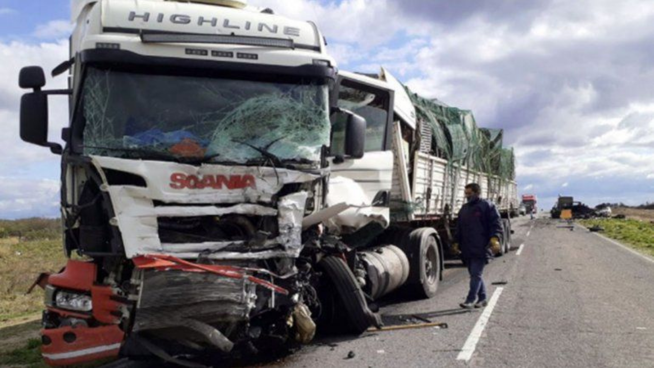 Dos trabajadores del petróleo, que venían hacia la provincia de Neuquén, perdieron la vida al impactar de frente con un camión sobre la Ruta 20, a la altura de La Pampa...