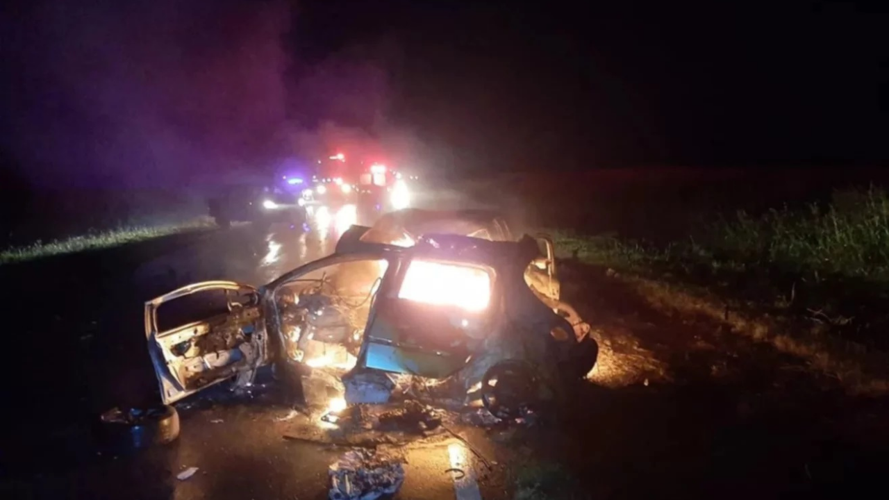 Cinco integrantes de una familia, entre ellos un bebé, murieron al chocar frontalmente una camioneta y un auto en la ruta nacional 35 entre las localidades cordobesas de Río Cuarto y Vicuña Mackenna.