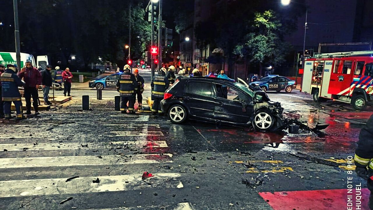 Hoy a las 3 AM, un Peugeot 307 conducido por Erik Gustavo Nomberto, de 33 años, impactó contra el costado de un colectivo de la línea 64 en el cruce de Paseo Colón y Belgrano.