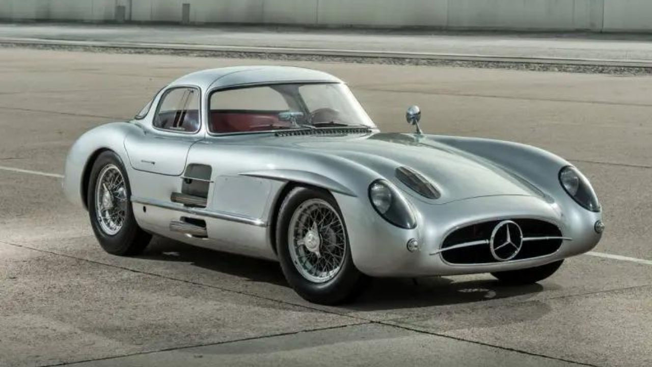 Creado por el ingeniero anglo-alemán Rudolf Uhlenhaut fue vendido en una subasta organizada por Mercedes-Benz.