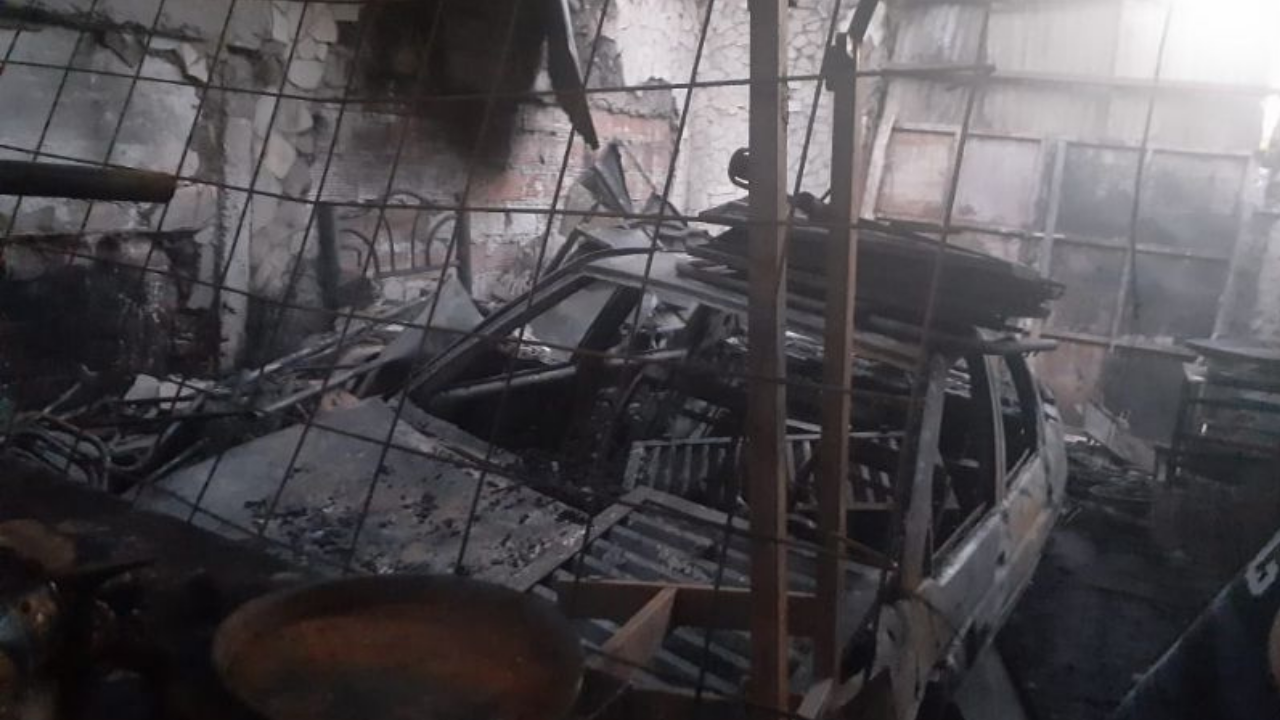 El fuego se produjo en horas de la siesta en la parte trasera del local y se quemaron un auto, tres motos y máquinas...